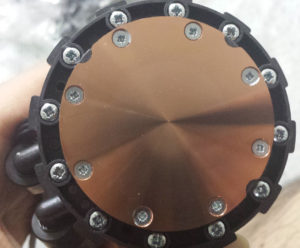 グリス拭き取り後、ピカピカの水冷ヘッドの銅板